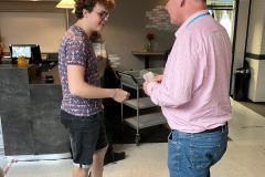 Daan-Noordenbos-ontvangt-zijn-prijs