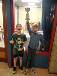Twee trotse Assenaren met hun prijzen (links Florentijn, rechts Simon)